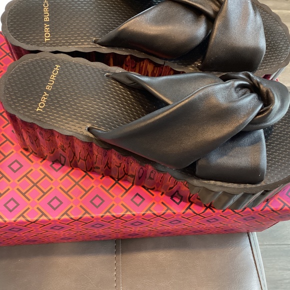 Tory Burch Knotted Scallop Wedge Slide Nappa Leather Size 8 - Picture 6 of 6